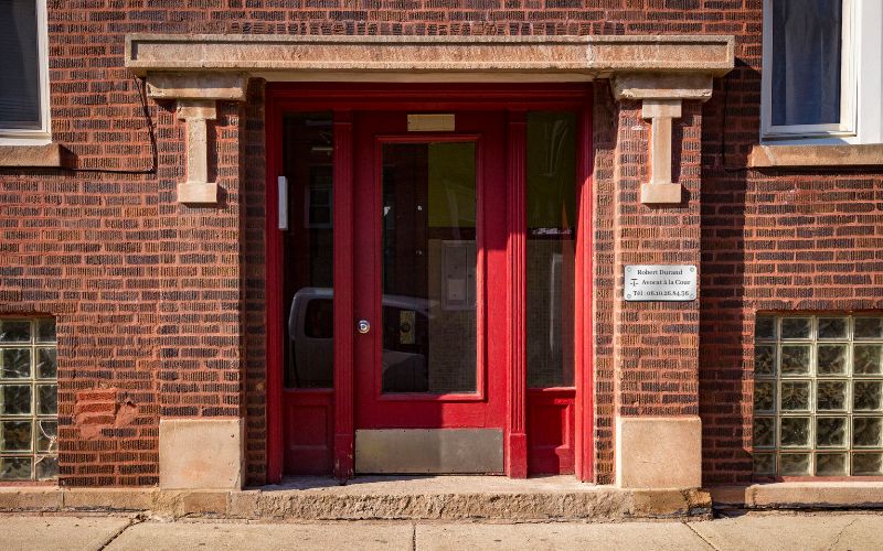 plaques professionnelles devant une porte d'immeuble