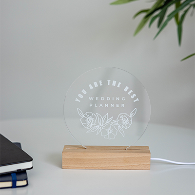 trophée personnalisé de forme ronde avec un socle bois 