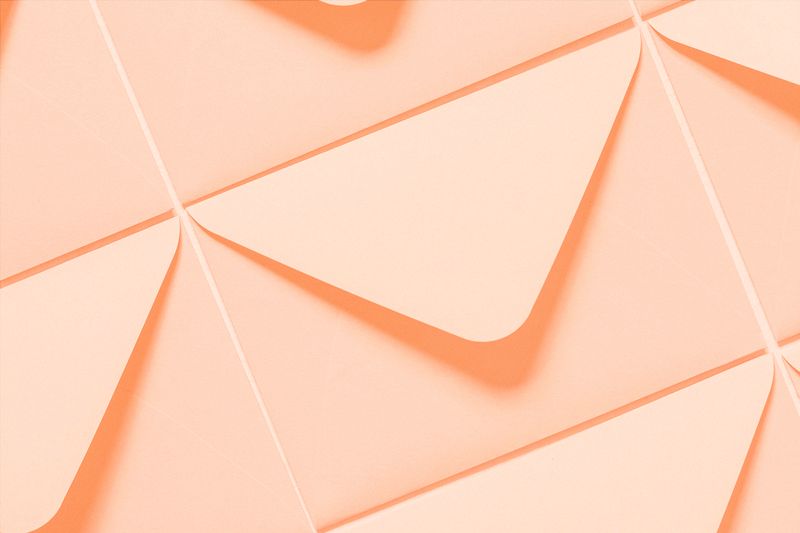 enveloppe personnalisée avec la couleur pantone 2024 : Peach Fuzz