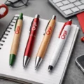 Comment le stylo personnalisé est devenu un levier de communication durable et incontournable ?